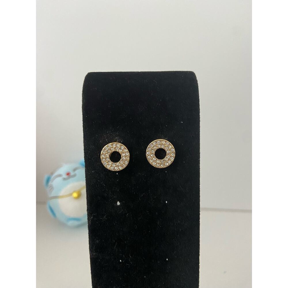 round stud earrings